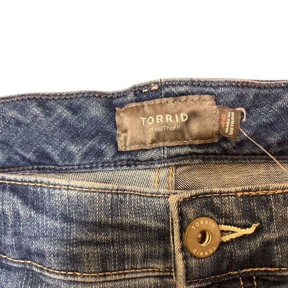 Torrid Women's Mid Rise Distressed Cut-Off Button Denim Shorts Blue Size 26 NWT - Picture 3 of 5